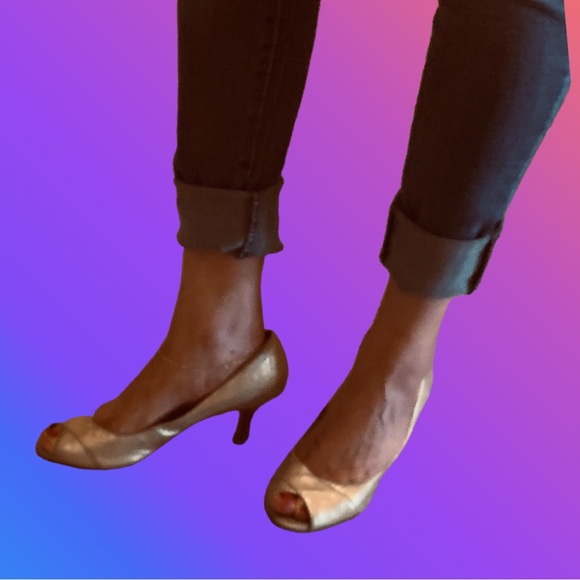 Reaction by Kenneth Cole gold peep toe heels - Picture 2 of 13